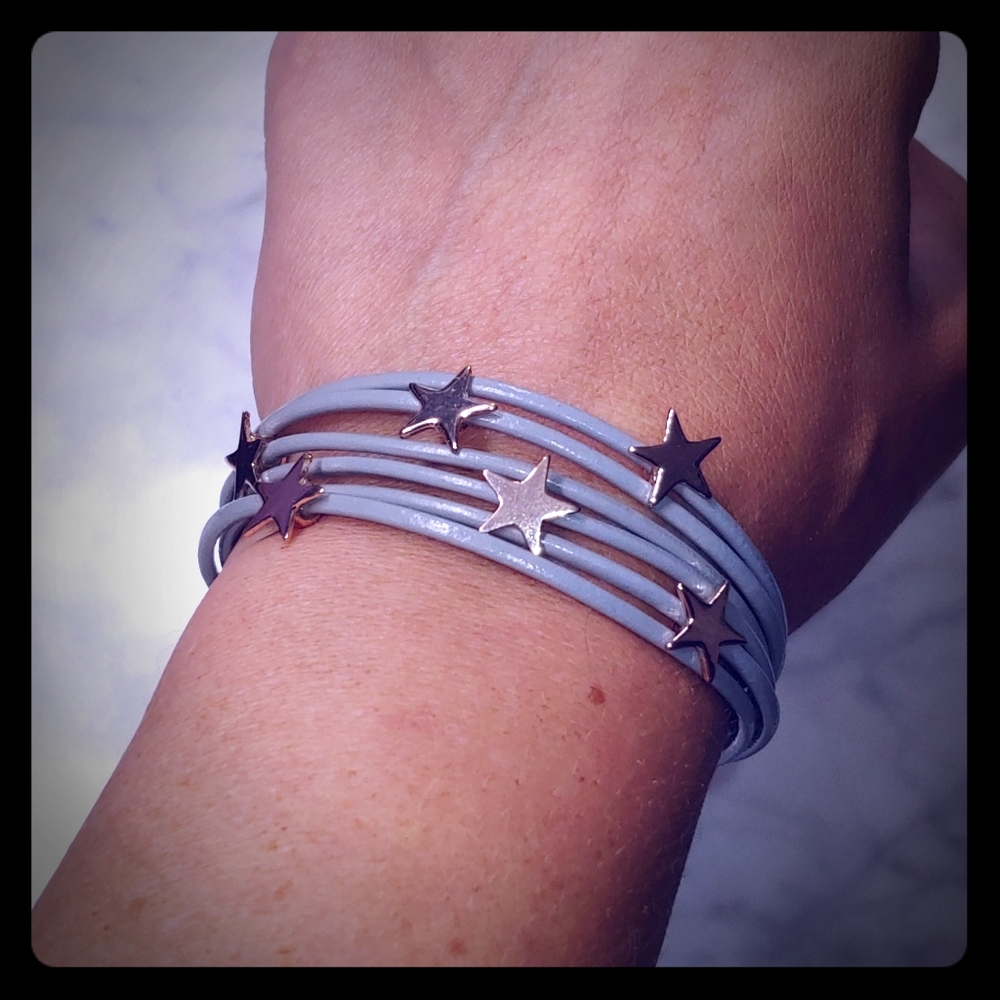 NWT * 18K Gold-plated stars & Gray Leather Bracelet 😍